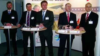 Die Forderung nach der Unabhängigkeit der Betriebe unterstützten alle Diskussionsteilnehmer. Matthew Whitall von der Innovation Group (re.) und Thomas Geck (li.) verdeutlichten jedoch die Grenzen der freien Entscheidung. (Archiv: Vogel Business Media)