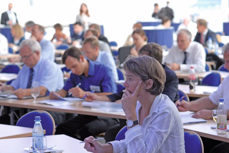 Etwa 200 Teilnehmer lauschten den Vorträgen in der Shedhalle des Vogel Convention Centers.  (Bild: Vogel Business Media)