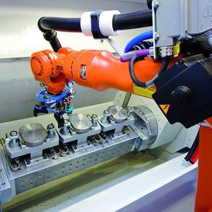 Bild 2: Der Roboter be- und entlädt hauptzeitparallel, zuverlässig und fehlerfrei.