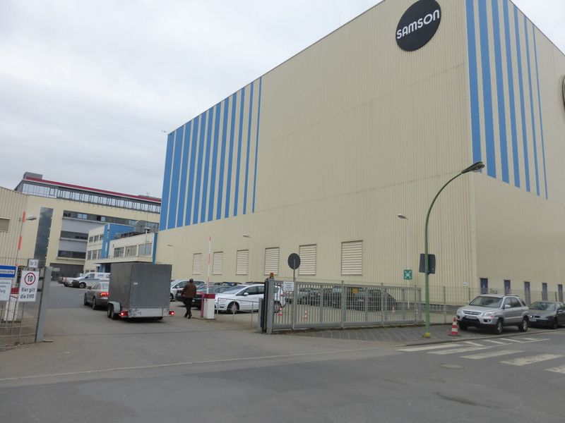 Das Anhänger-Gespann der Aldama GmbH rollt auf das Werksgelände der Samson AG im Frankfurter Nordend. (Bild: Finus)