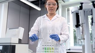 Zur einfachen und komfortablen Bedienung des Easy-Plus-UV/VIS-Minilabors liefern die Rundküvetten der Nanocolor-Testkits hochwertige Reagenzien in erstklassiger Glasverarbeitung. (Bild: Mettler Toledo)