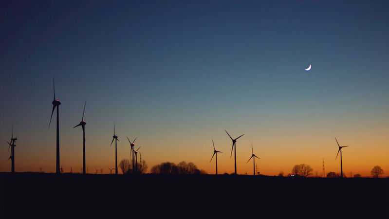 Zusammen mit Lanthan Safe Sky rüstet Weidmüller Windenergieanlagen mit der bedarfsgesteuerten Nachtkennzeichnung nachhaltig um.