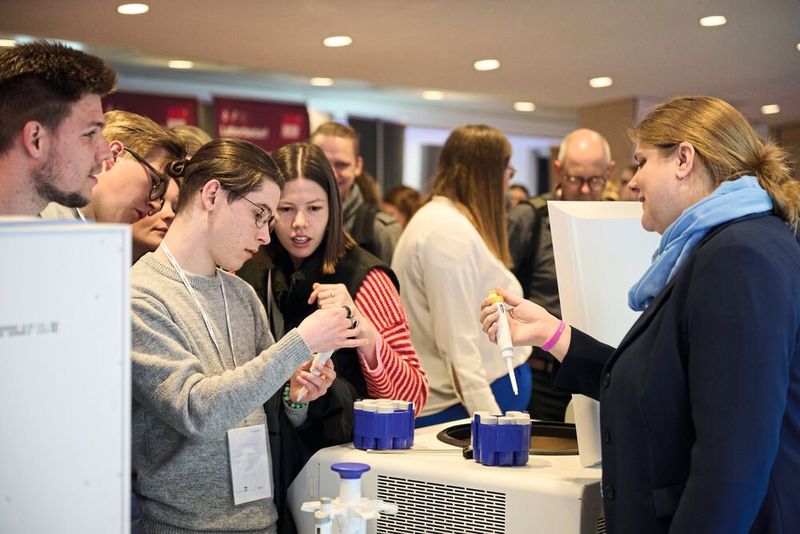 Pipetten sind bei zahlreichen Ausstellern zum Ausprobieren vorhanden. So können Besucher direkt vor Ort Produkte verschiedener Hersteller vergleichen.    Mehr Infos zu den kommenden LAB-SUPPLY-Messen finden Sie auf www.lab-supply.info (Bild: EYE AM CHRIS)