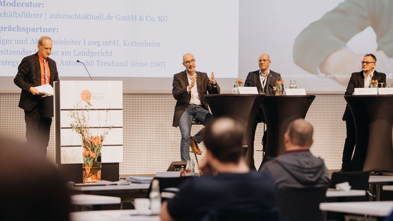 Im Expertentalk sprachen (v. l.) Rechtsanwalt Jochen Pamer, Richter Jens Rogler, DAT-Manager Raphael Damann und der Kfz-Sachverständige Patrick Damann über die Möglichkeiten und Grenzen der Künstlichen Intelligenz. (Bild: Knüttel | BKfotofilm)
