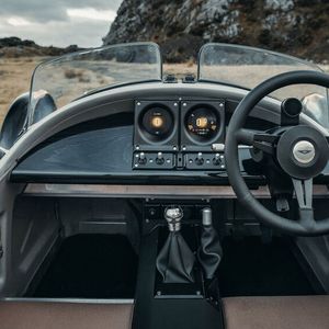 Die Instrumentenanzeigen sind nun vollständig digital und entweder von schwarzen oder silbernen Metalleinfassungen gerahmt.(Bild:  Morgan)