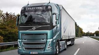 Genau 15 elektrische Lkw des Typs Volvo FH Electric wurden jetzt an Contargo übergeben. Lesen Sie hier, was das Unternehmen damit vorhat. (Bild: Volvo Trucks)