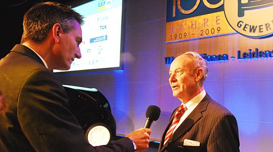 Wolfgang Michel, Chefredakteur »kfz-betrieb« (li.), interviewt den ehemaligen Bundesinnungsmeister Walter Stoy. (Archiv: Vogel Business Media)