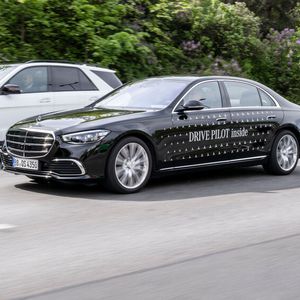 Möglich ist das hochautomatisierte Fahren zunächst nur auf definierten Strecken.(Bild:  Mercedes-Benz)