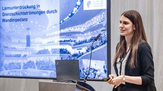 Preisträgerin Lara De Broeck bei der Vorstellung ihrer mit dem Peter-Dornier-Stiftungspreis 2023 ausgezeichneten Masterthesis im Technikum der Lindauer Dornier GmbH vor rund 100 geladenen Gästen. (Bild: Christian Flemming / Dornier)