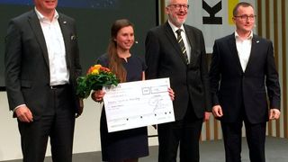 Bei der Preisverleihung: Hartmut Jenner (Vorsitzender der Geschäftsführung von Alfred Kärcher und Stiftungsvorstand), Leandra Hamann und Johannes Kärcher (Vorsitzender des Kuratoriums). (Fraunhofer Umsicht/Jens Hamann)