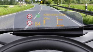 Das Combiner-Display ist eine kleine durchsichtige Kunststoffscheibe zwischen Fahrer und Frontscheibe. (Foto: Bosch)