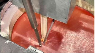 Aufwand gespart! Am Fraunhofer IZFP in Saarbrücken weiß man, wie man unerwünschte Einschlüsse schon in geschmolzenem Aluminium aufspüren kann. Hier verraten die Forscher, wie sie das machen ... (Bild: Fraunhofer IFZP / U. Bellhäuser)