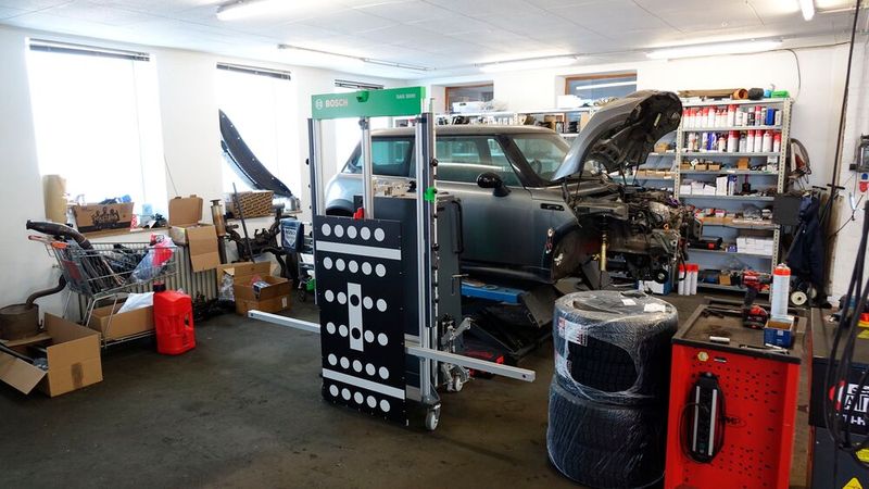 Auch in der Werkstatt hat Höpcke bereits investiert, etwa in einen neuen Arbeitsplatz für Hochvoltarbeiten oder ... (Bild: Rosenow – VCG)