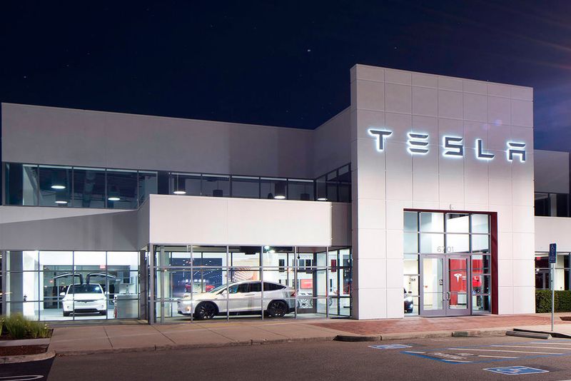 Lange Zeit hielt Tesla an seinem Standpunkt fest, nicht allzu viele Service-Center einrichten zu wollen, da man die meisten Probleme über Over-the-air-Updates lösen könne. Nun scheint es aber ein Umdenken bei Elon Musk zu geben. (Tesla)