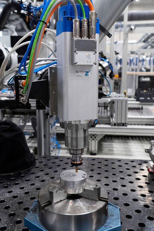 Die luftgekühlte Motorspindel übernimmt die Demontage von Motoren, wenn Schrauben nicht möglich ist. (Bild:  Zimmer Group)