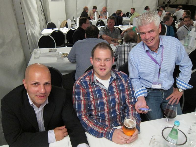 (v. l.) Zisis Kasparidis (QNAP) mit Manuel Jostmeier und Uwe Horstmann (Wortmann) (IT BUSINESS)