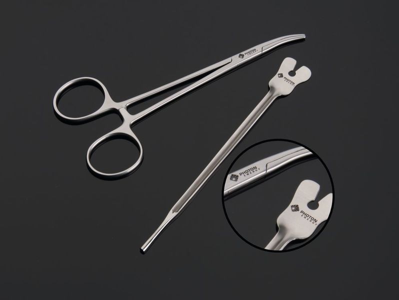 Mit dem Pikosekundenlaser Cepheus konnte eine dunkle, korrosionsfreie und haltbare Beschriftung auf dem medizinischen Besteck aufgebracht werden. (Photon Energy)