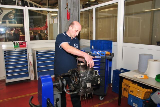 Viel zu tun haben Bulli-Restaurateure außer in der Blechwerkstatt auch stets in der Abteilung Motorenbau. (Foto: Dominsky)