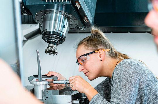 Dem ostdeutschen Maschinenbau fehlen immer mehr die Lehrlinge. Und wenn sich junge Leute bewerben, stimmt es mit der schulischen Vorbildung nicht. Auch die sozialen Aspekte ließen zu wünschen übrig. Hier ein Überblick über die entmutigende Situation.(Bild:  VDMA Ost)