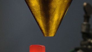 Koaxiale Laser-Pulver-Düse für die generative Bearbeitung mit zusätzlicher induktiver Wärmeeinkopplung. (Bild: Fraunhofer IWS)