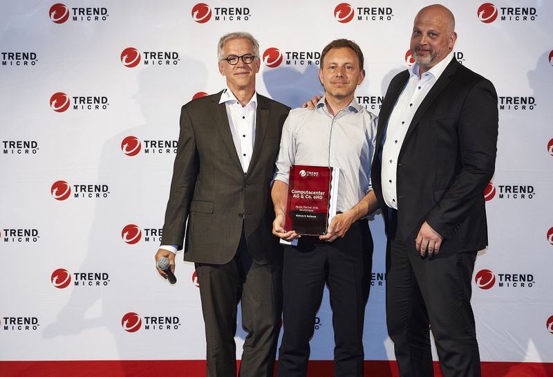 Bester Partner 2016 „Network Defense“: Computacenter AG & Co. oHG, übergeben an Kristian Stern (m.) durch Holger Viehoefer (r.) und Martin Ninnemann (Trend Micro) (Trend Micro)
