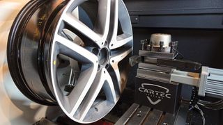 Ein Laser scannt die Felge und ermittelt ihre Form und die Unwucht sowie die Lage und Größe des Schadens. (Bild: Rosenow – »kfz-betrieb«)