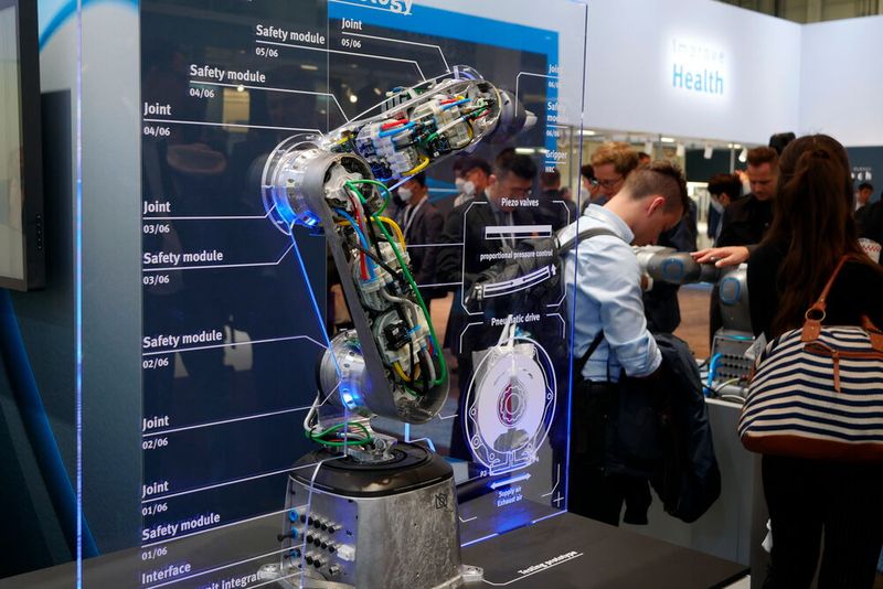 Erst vor kurzem hat Festo seinen pneumatischen Cobot der Öffentlichkeit präsentiert. Besucher der Hannover Messe konnten ihn vor Ort das erste Mal in Aktion erleben und sich über seinen Aufbau und die Funktionsweise informieren.  (Bild: Sandro Kipar)
