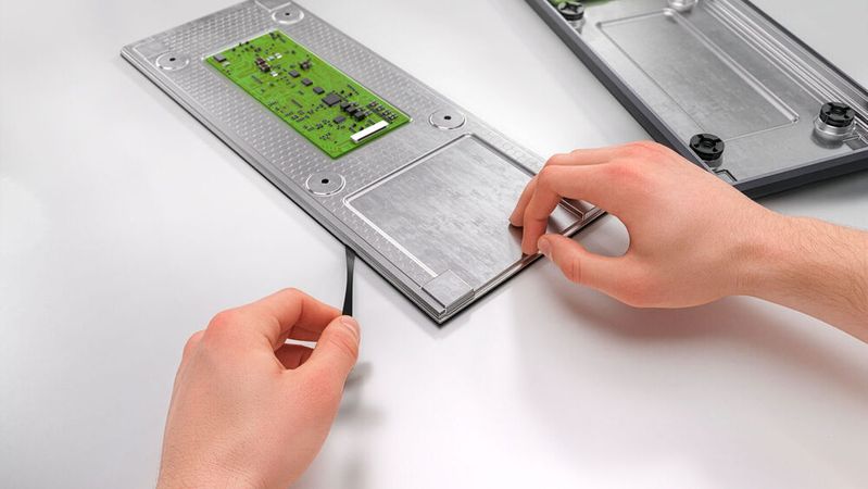 Eine kontrollierte, bei Bedarf lösbare Klebeverbindung lässt Korrekturen während der Produktion und Reparaturen über den gesamten Produktlebenszyklus zu.(Bild:  Aumovio)