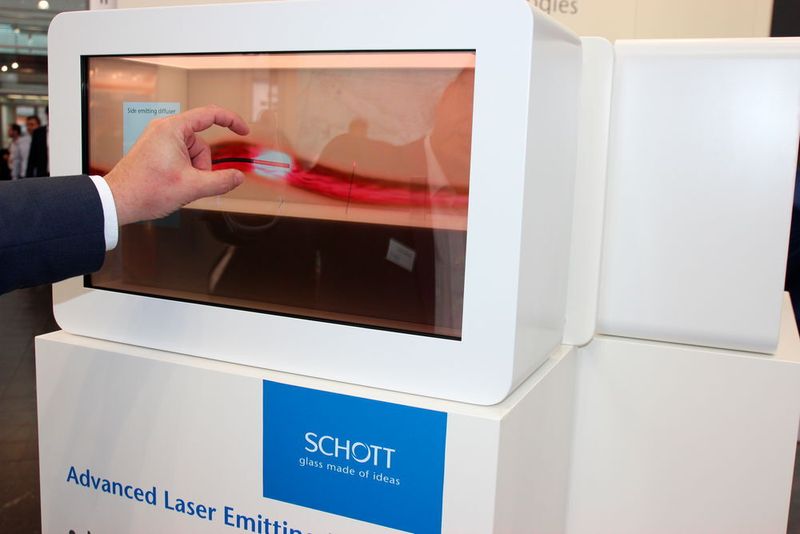 Hingucker am Stand von Schott ist indes die Visualisierung der Funktionsweise von seitlich abstrahlender Glasfasertechnologie für den Einsatz gegen Arterienverkalkung.  (Reinhardt / Devicemed)