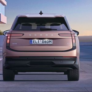 Die Heckpartie des Skoda-Neuzugangs mit T-förmigen Rückleuchten.(Bild:  Skoda)