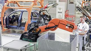 Mensch-Roboter-Kooperation bei Audi: Im Werk Ingolstadt arbeitet der Roboter PART4you (Produktions-Assistent reicht Teil) Hand in Hand mit dem Menschen – ohne Sicherheitsabsperrung. (Audi)