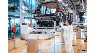 Volkswagen nimmt die Produktion des E-Golf in der gläsernen Manufaktur in Dresden wieder auf. (Oliver Killig)
