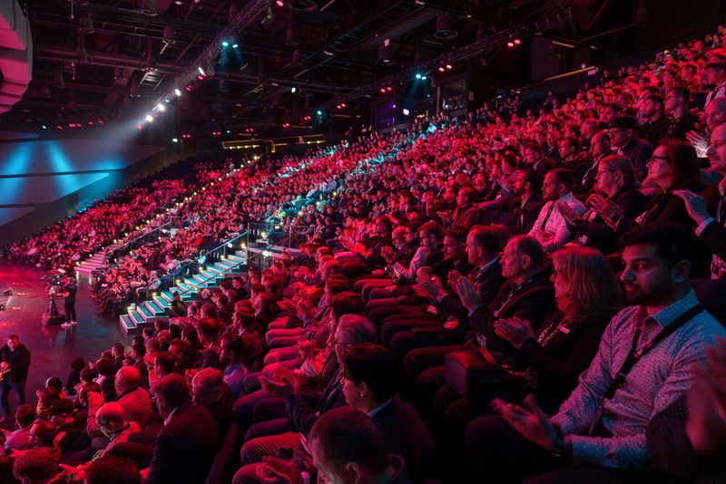 Rund 1500 Teilnehmer aus 36 Ländern waren vor Ort, und lauschten gebannt den Keynotes und Panels auf der Mainstage. (Bild: Jasper Ehrich/Eplan)