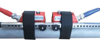 Von außen auf die zu überwachende Leitung aufgeklemmte Ultraschallwandler mit Schiene zur schnellen und genauen Montage (Systec Controls)