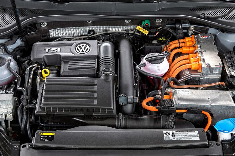 Elektro- und Verbrennungsmotor sind beide über der Vorderachse angeordnet und mit dem 6-Gang-Doppelkupplungsgetriebe verbunden. (Foto: Volkswagen)