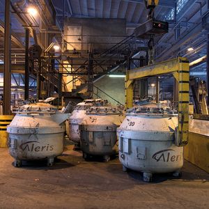 Bild 1: Hohe Temperaturen, Staub und viel reflektierendes Metall sind Herausforderungen für den Einsatz der UHF-RFID-Systeme in der Industrie.