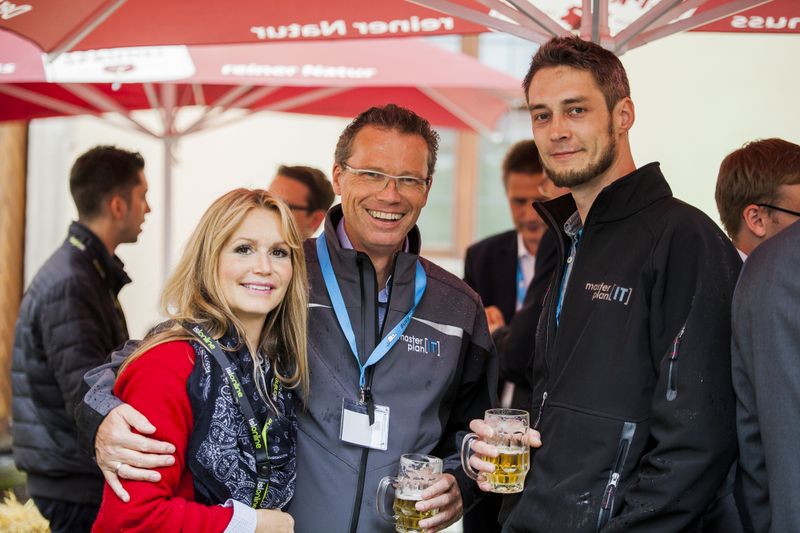 Isabelle v. Künßberg, Acmeo mit Uwe Hofmann und Saro Tomschke, beide Masterplan IT, freuen sich über die langjährige Freundschaft. (Acmeo)