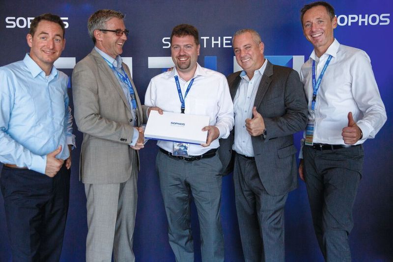 MSP-Ehren für Mario Bauer (m.) von StarCom Bauer, hier zusammen mit dem Sophos-Team Michael Gutsch, Lothar Leuck, Scott Barlow und Michael Demtröder (v. l.) (Sophos)