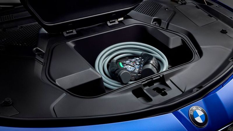 Vorne gibt es einen Frunk. (Bild: BMW)