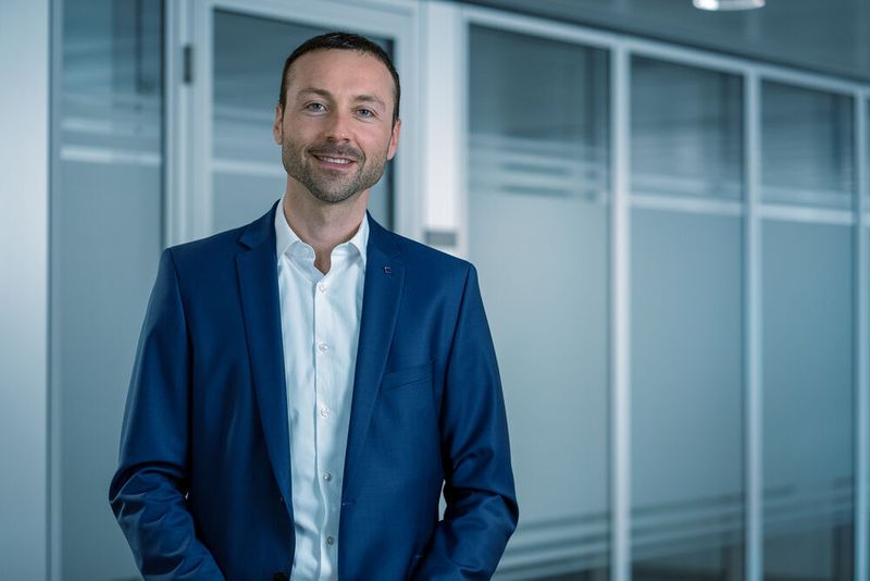 David Weber, Kundenberater von TRUMPF Schweiz: „Die Laser der Serie TruMicro 2000 sind ein Durchbruch für die Uhrenindustrie. Hersteller können ihre Fertigungstiefe erhöhen und haben ganz neue Designmöglichkeiten.“ (Trumpf)