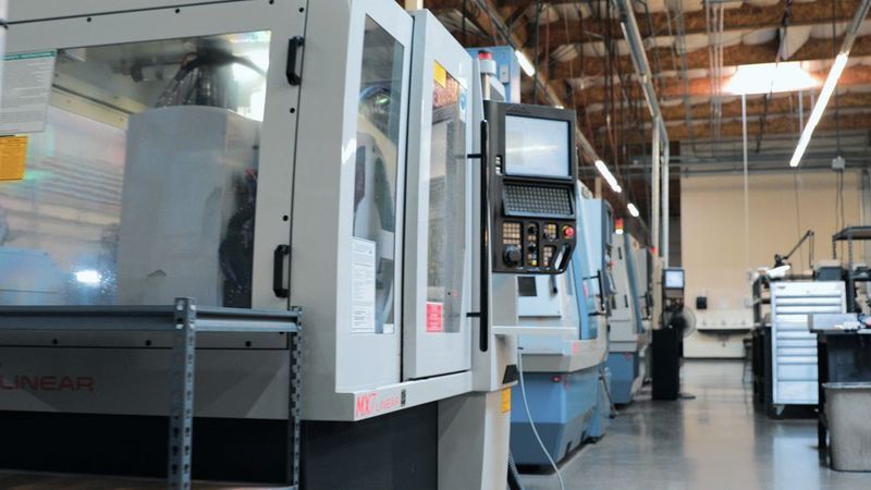 In Reih' und Glied für geschliffenen Speed: Der Werkzeughersteller AB Tools setzt bei seiner täglichen Arbeit auf Schleifmaschinen von Anca. Insgesamt sechs Anlagen des Herstellers stehen bei AB unter Strom. Für ausgezeichnete Oberflächenergebnisse stehe speziell die MX7 Linear, die hier im Vordergrund zu sehen ist. (Anca)