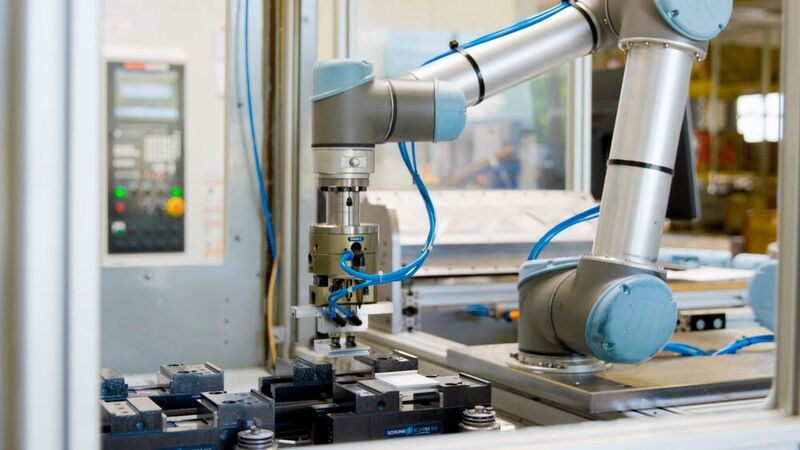 Der UR5 von Universal Robots legt die Werkstücke hochpräzise und konstant in den hydraulischen Spanner der CNC-Fräse ein. (Universal Robots)