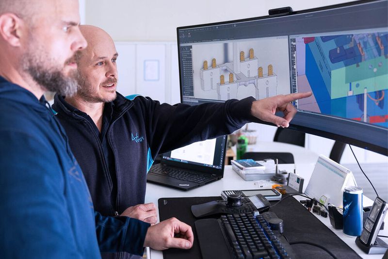 Geometrie, Werkstoff und Fertigungsverfahren im Blick: Das Vogt-Engineering legt Bauteil und Werkzeug gemeinsam aus. (Bild: Vogt AG Verbindungstechnik)