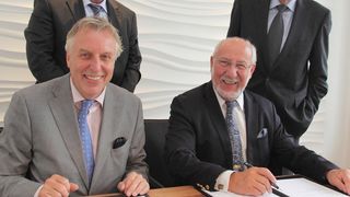 Vorne v.l.n.r.: Erich Staake, Vorsitzender des Vorstands, Duisburger Hafen AG, Heinz Schernikau, Vorsitzender des Vorstands, HMS Bergbau AG. Hinten v.l.n.r.: Volker Schmitz, Geschäftsführer, duisport agency GmbH, Dr. Hans-Dieter Harig, Vorsitzender des Aufsichtsrats, HMS Bergbau AG. (Bild: Duisport)