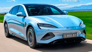 Dieser Blick auf einen überholenden BYD aus China ist schon eher Vergangenheit. Denn die Asiaten sind schon zum Teil den deutschen Automobilherstellern in puncto Umsatz und Gewinn davongefahren. Hier ein Lagebericht ... (Bild: BYD)