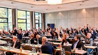 Alle Hände gingen nach oben, als die Bundestarifkommission am Freitagnachmittag über das Tarifpaket für die 580.000 Chemie-Beschäftigten abstimmte. (IG BCE)