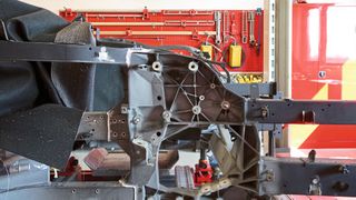 Man muss genau hinsehen, um den Anstoß am Alugussknoten zu erkennen. Trotz des scheinbar nur oberflächlichen Schadens verlangt der Hersteller die Erneuerung des Teils. (Bild: Diehl – »GWP«, © Daniel Berkmann – stock.adobe.com; [M] VCG)