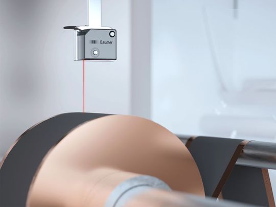 Bei Rolle-zu-Rolle-Prozessen hilft eine präzise Überwachung des Rollendurchmessers Kosten zu sparen. Mit hoher Messgenauigkeit, auch bei Abständen bis zu 1700 mm, sind Baumer Laser-Distanzsensoren die ideale Lösung für diese Anwendung.(Bild:  Baumer)