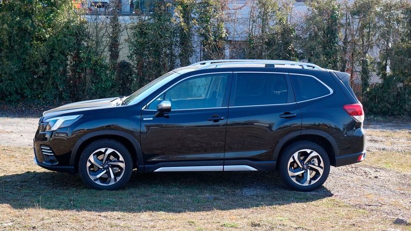 Kantig, aufrecht, schlicht: Der Subaru Forester bleibt auch nach der 2022er-Modellpflege die Antithese zu modischen Soft-SUVs und Crossovern.