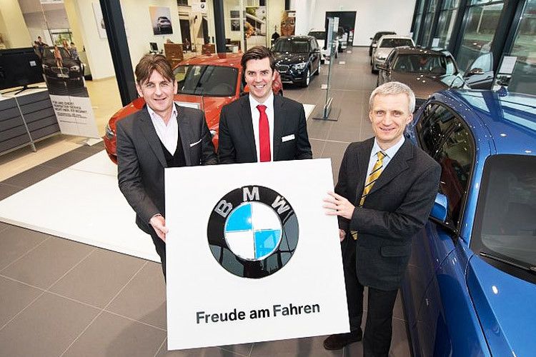 Freude übers neue Autohaus: (v.li.) Filialleiter Uwe Hartmann, Firmenchef Peter Enders und Prokurist Roland Simon. (Foto: Krah & Enders)